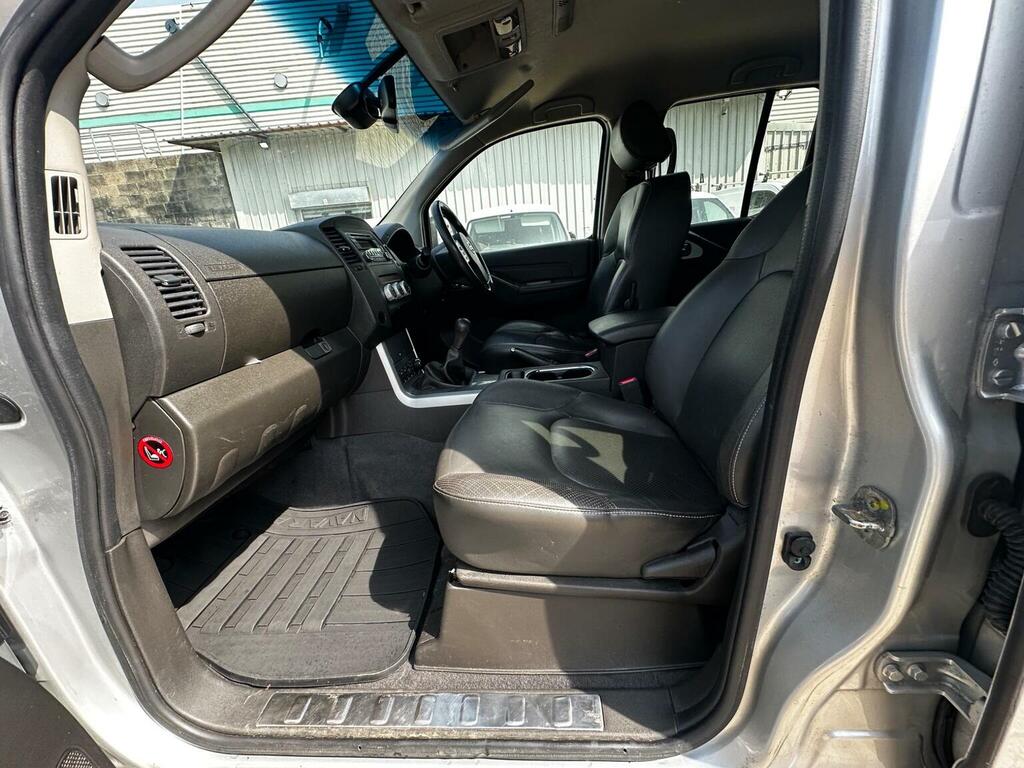 Nissan Navara Crew Cab 4X4  #35