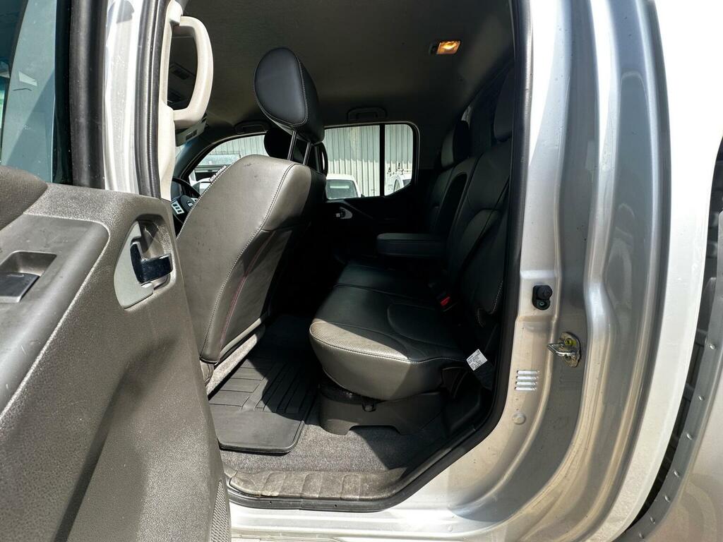 Nissan Navara Crew Cab 4X4  #9