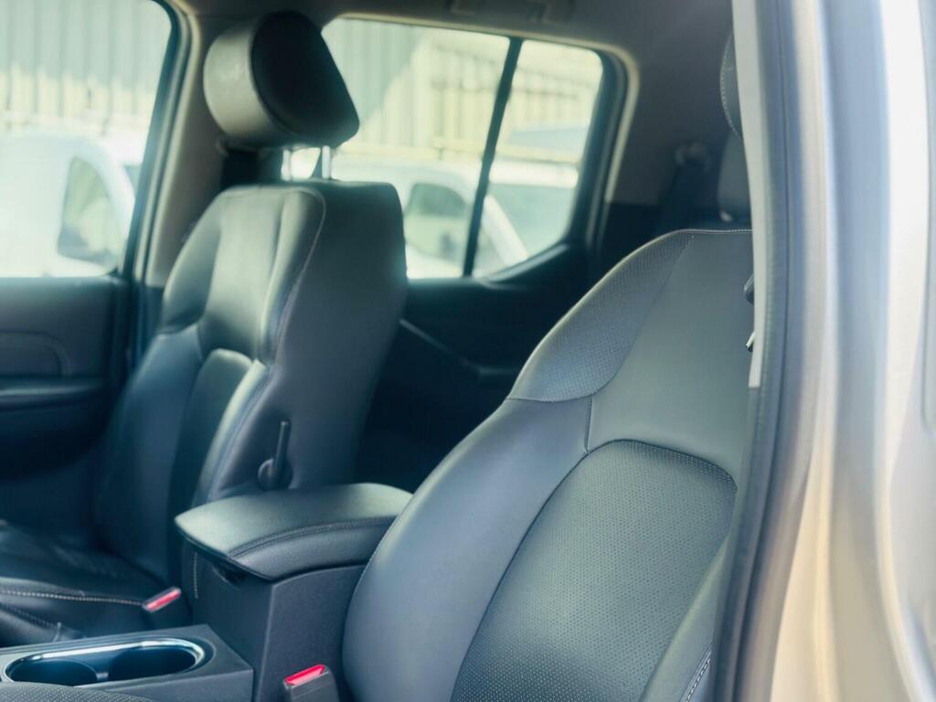 Nissan Navara Crew Cab 4X4  #38