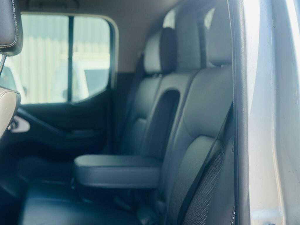 Nissan Navara Crew Cab 4X4  #37
