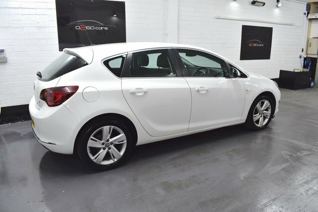 Vauxhall Astra 2014 1.6 16V 115 Sri Hatchback - 70,6 LX14XUC White #5