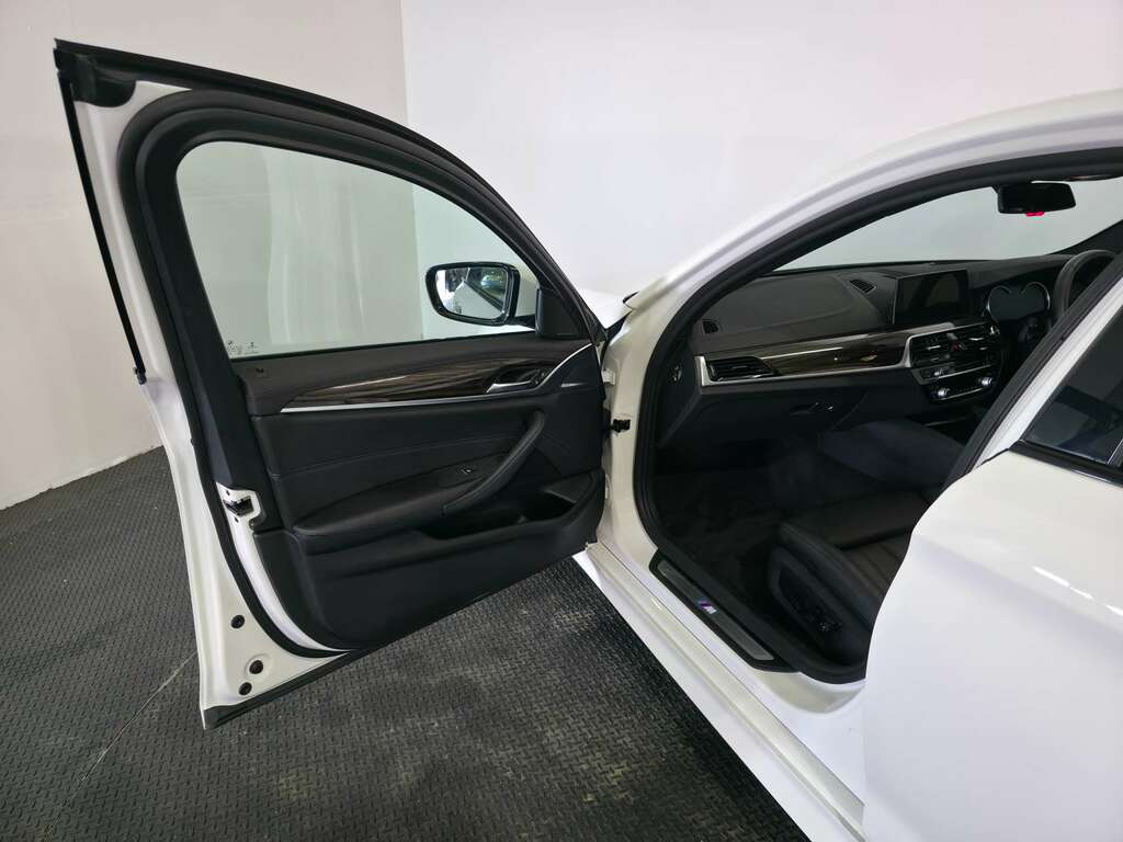 BMW 5 Series 530E M Sport Black #74