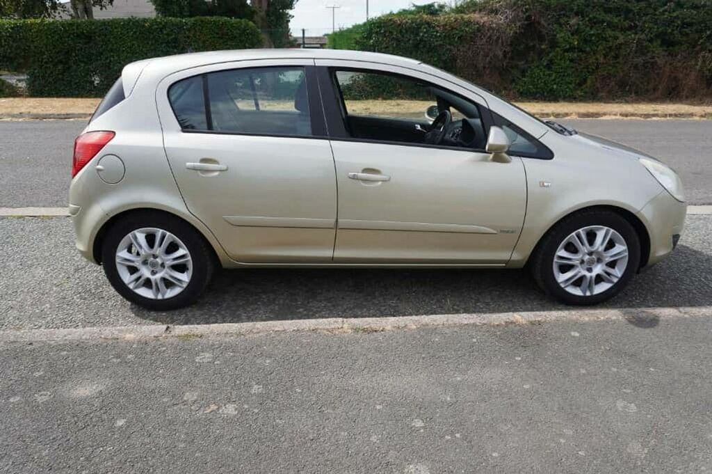 Vauxhall Corsa 1.4L Club 16V Twinport 90 Bhp Red #8