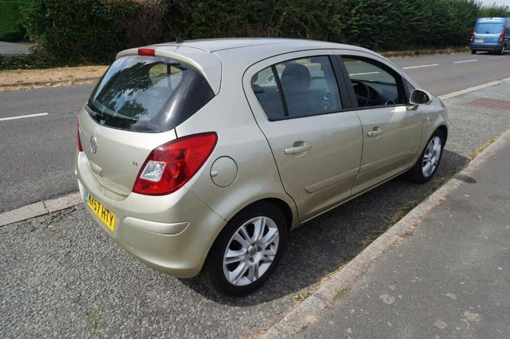Vauxhall Corsa 1.4L Club 16V Twinport 90 Bhp Red #7