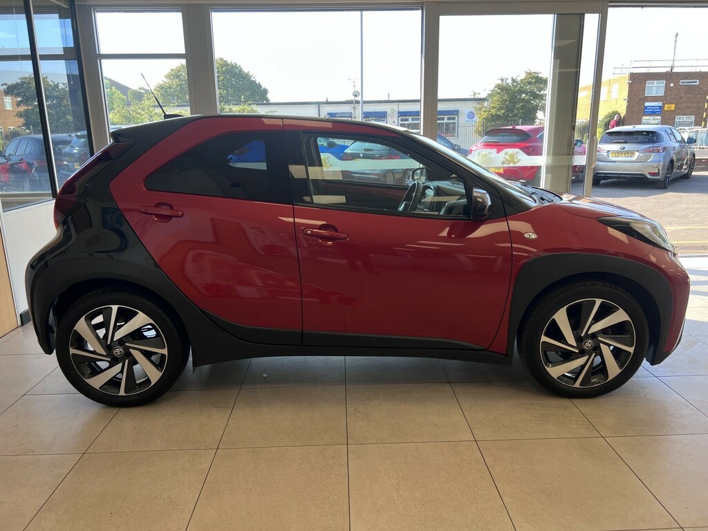 Toyota Aygo X 1.0 Vvt-i Edge Red #4