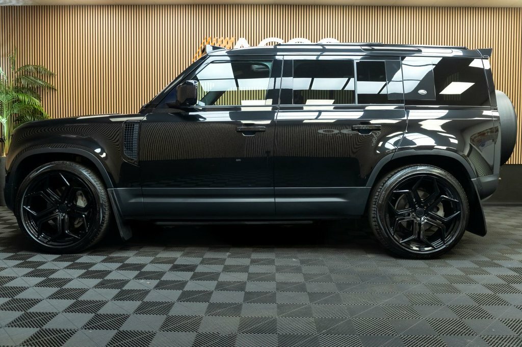 Land Rover Defender 110 3L Hse Black #4