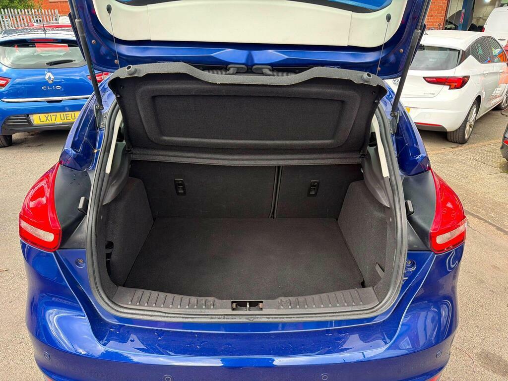 Ford Focus Zetec Tdci Big Wheels And Privacy Glass Really S Red #9