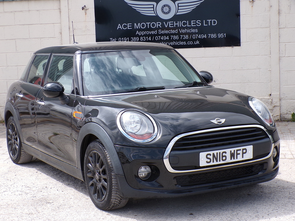 Mini Hatch One Black