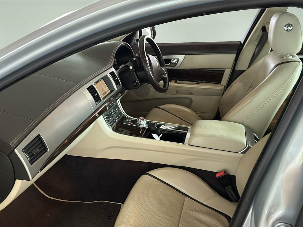Jaguar XF D Portfolio Silver #6