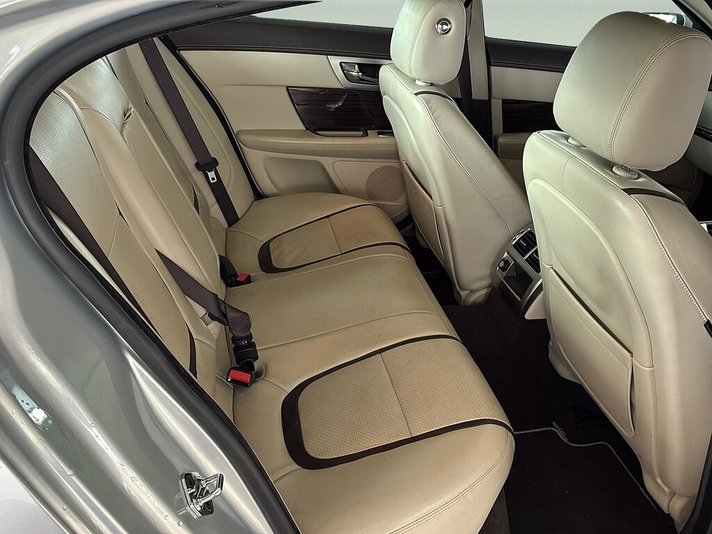 Jaguar XF R-sport Black D Red #8
