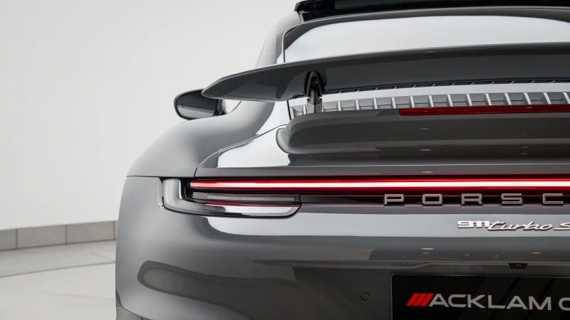 Porsche 911 Carrera 4 Gts Hev S-a 2024 Green #44