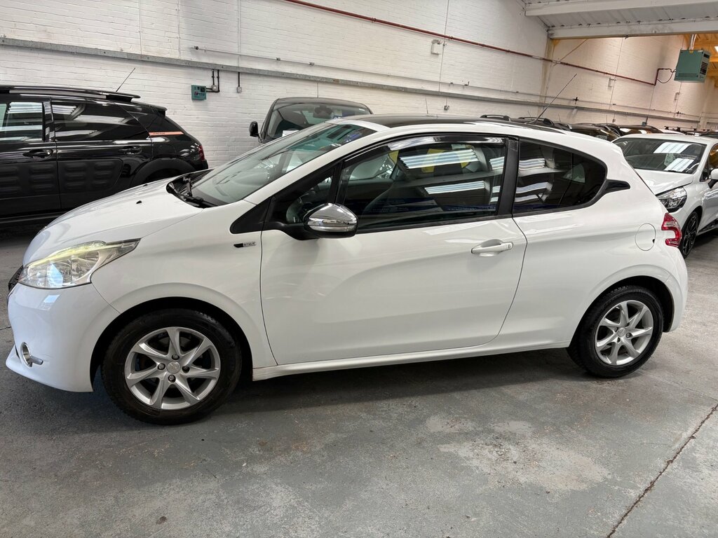 Peugeot 208 1.2 Vti Puretech Style Hatchback White #2