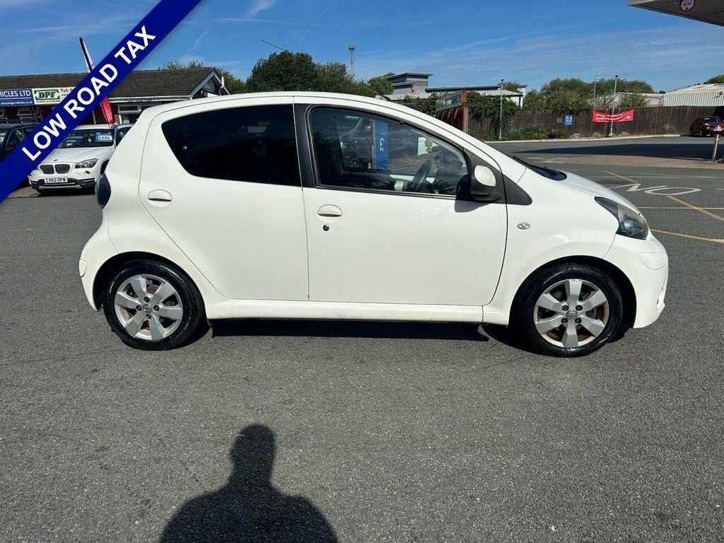 Toyota Aygo 1L Fire White #2