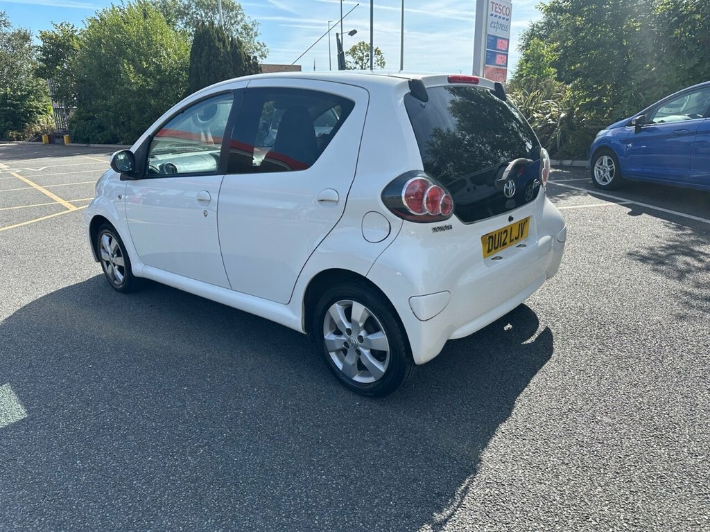 Toyota Aygo 1L Fire White #5