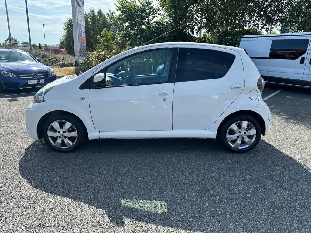 Toyota Aygo 1L Fire White #6