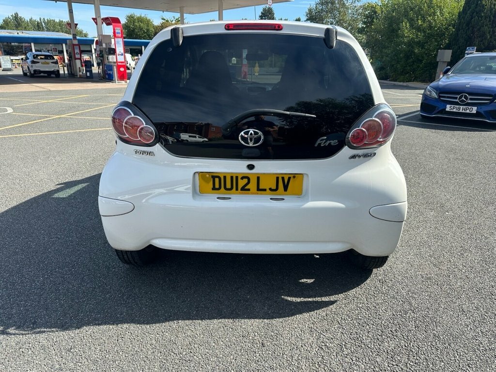 Toyota Aygo 1L Fire White #4