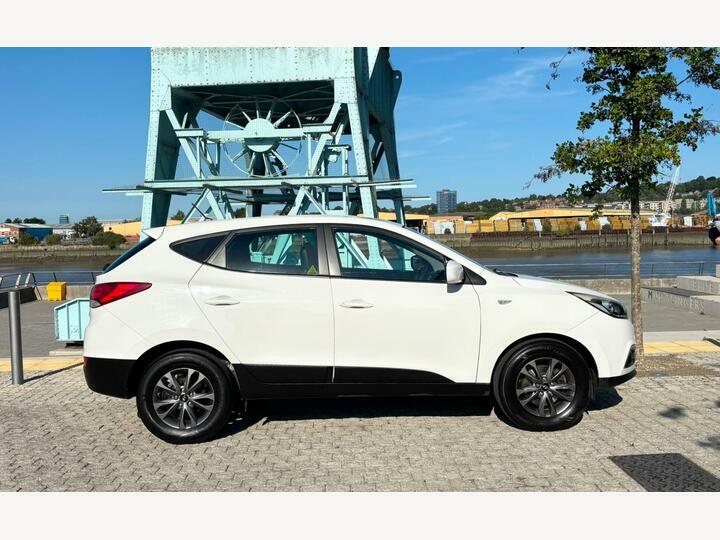 Hyundai Ix35 Suv White #3