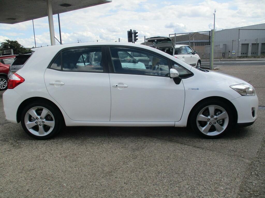 Toyota Auris 1.8 Vvti Hybrid T Spirit Cvt White #2
