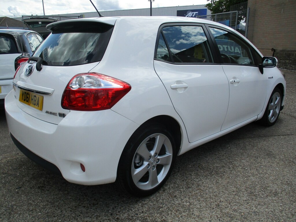 Toyota Auris 1.8 Vvti Hybrid T Spirit Cvt White #3