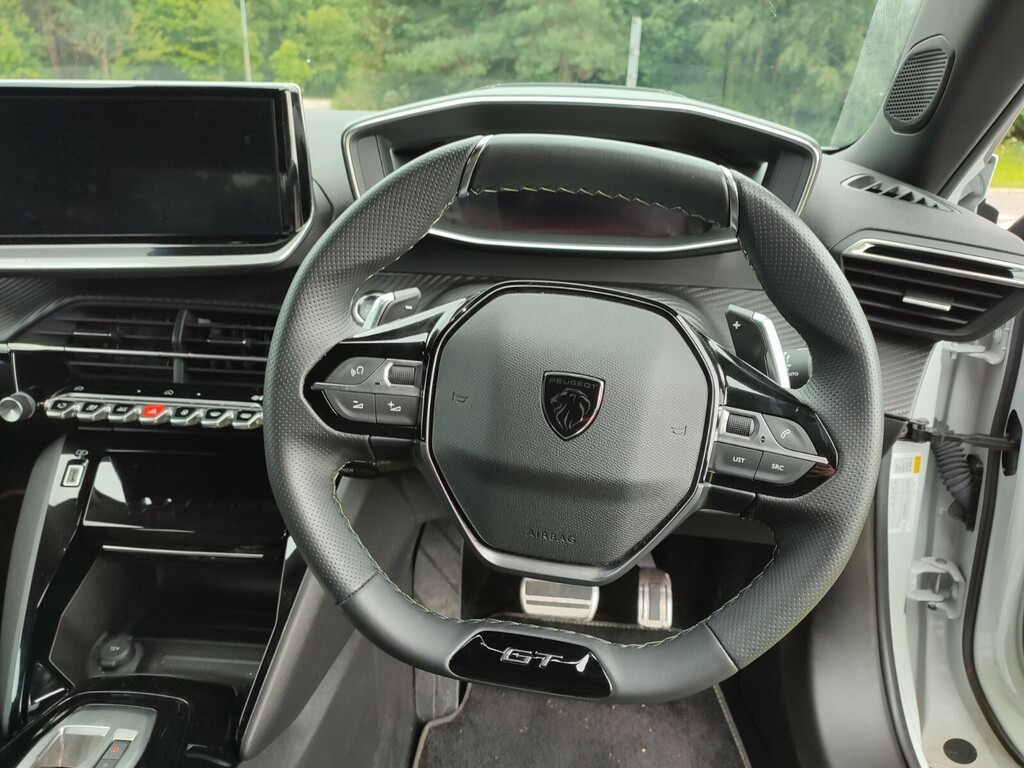 Peugeot 2008 1.2 Hybrid 145 Gt E-dsc6 KO25CXW White #2