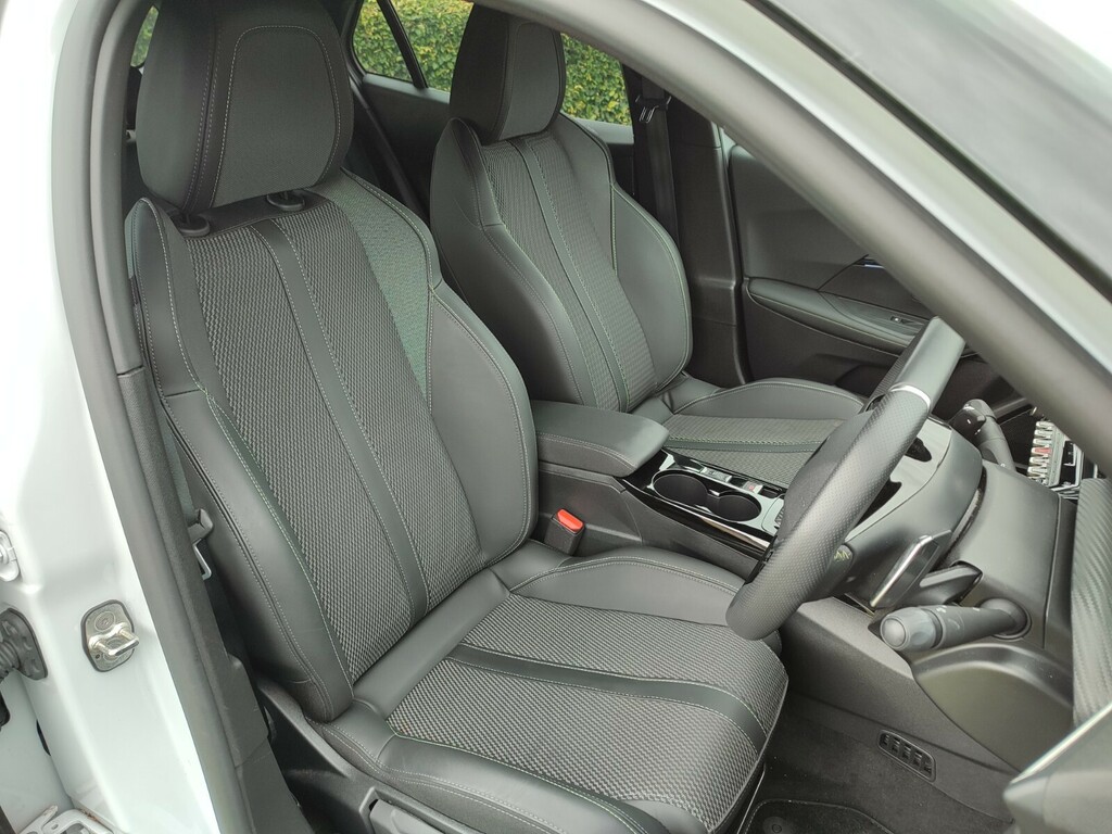 Peugeot 2008 1.2 Hybrid 145 Gt E-dsc6 KO25CXW White #4