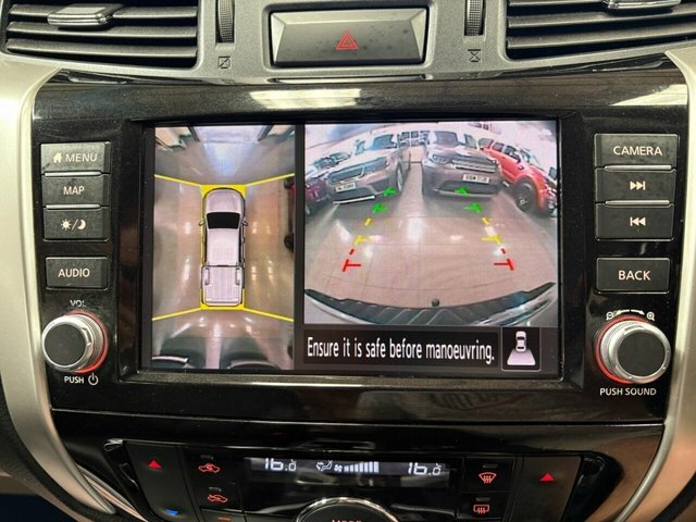 Nissan Navara Double Cab Pick Up Tekna 2.3Dci 190 Tt 4Wd Yellow #30