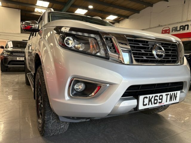 Nissan Navara Double Cab Pick Up Tekna 2.3Dci 190 Tt 4Wd Yellow #10