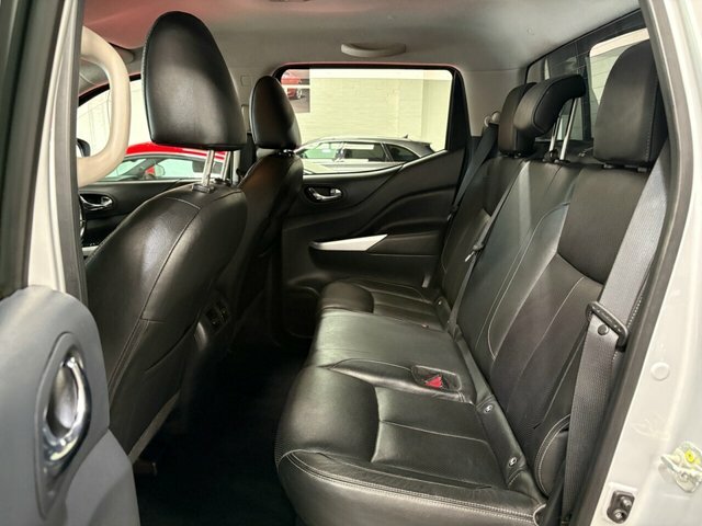 Nissan Navara Double Cab Pick Up Tekna 2.3Dci 190 Tt 4Wd Yellow #25