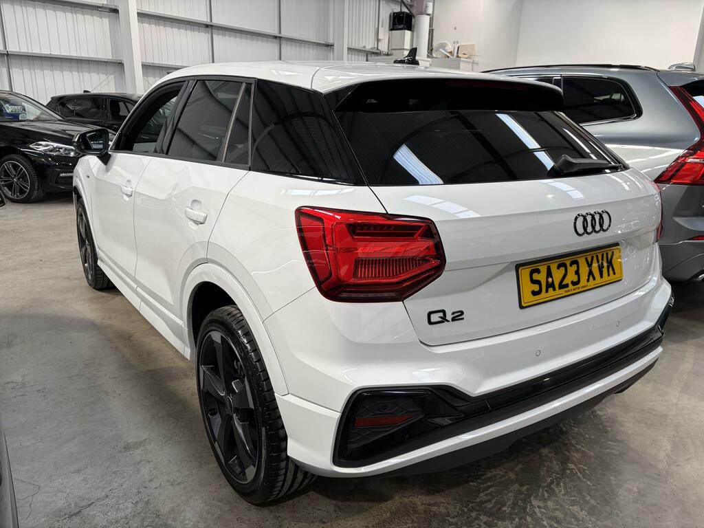 Audi Q2 Black Edition White #3