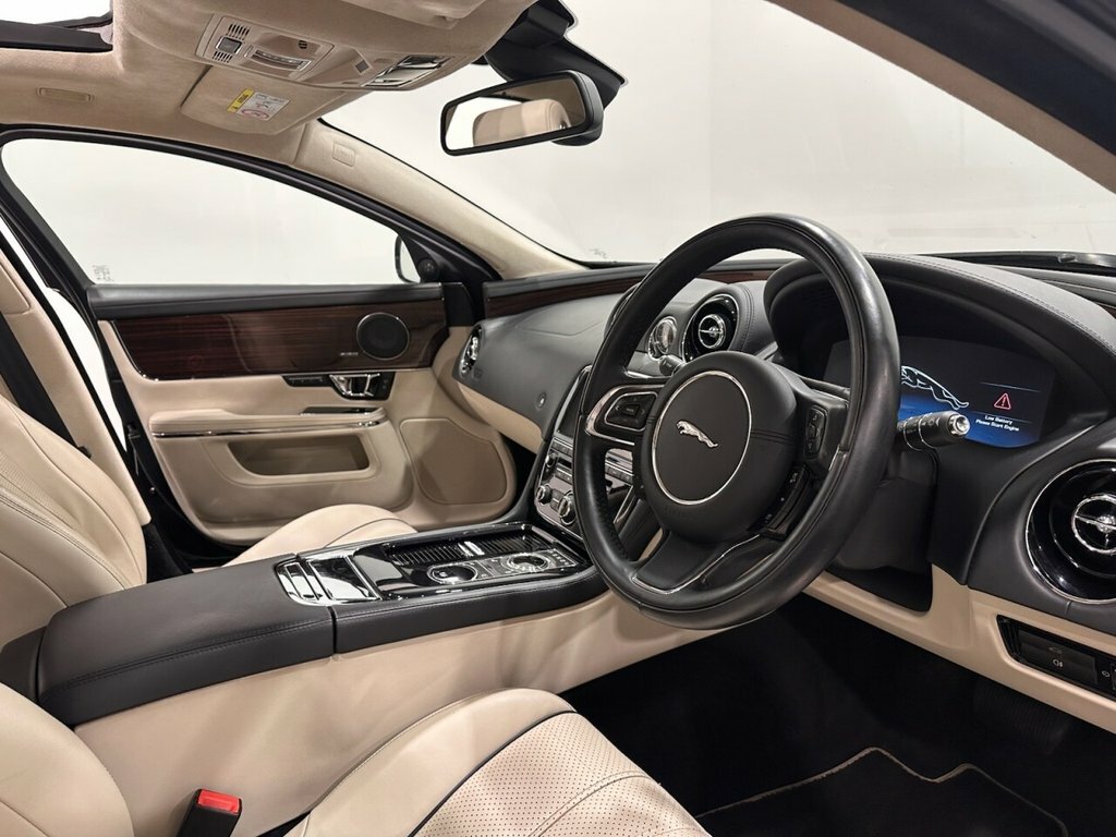 Jaguar XJ 3.0D V6 Portfolio Euro Red #9