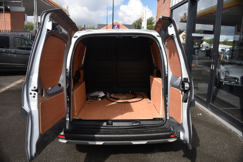 Nissan TOWNSTAR Acenta White #30