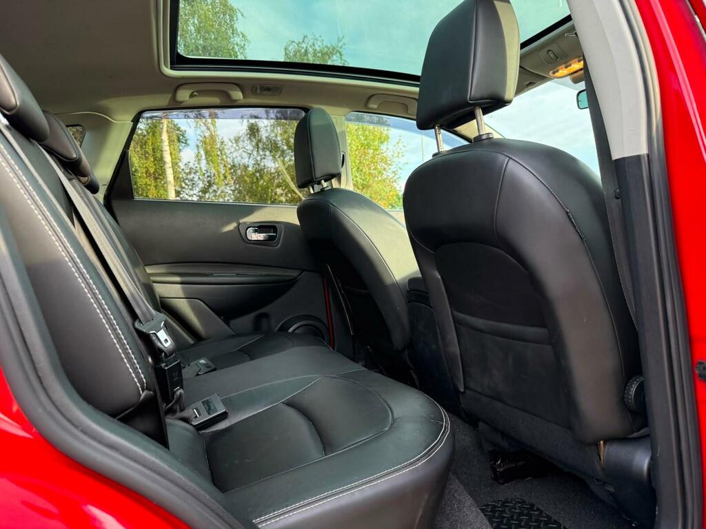 Nissan Qashqai Tekna Red #2