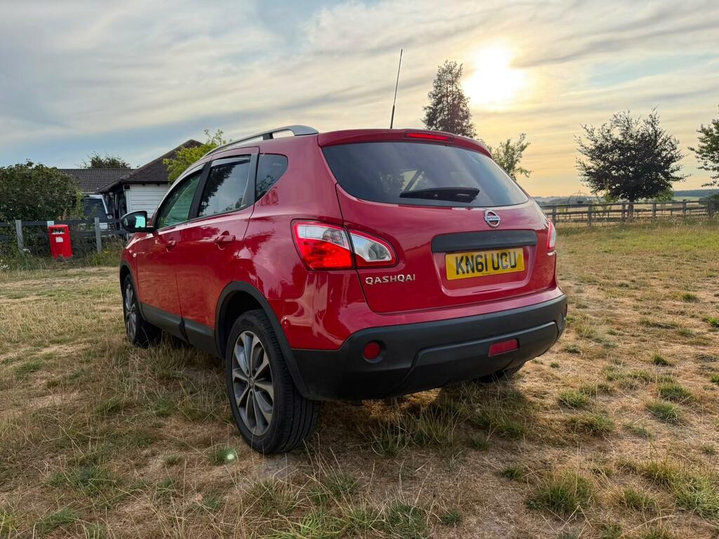 Nissan Qashqai Tekna Red #3