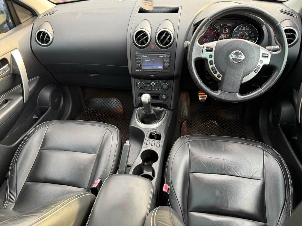 Nissan Qashqai Tekna Red #4