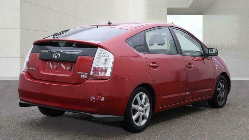 Toyota Prius 1.5 T Spirit Cvt Red #3