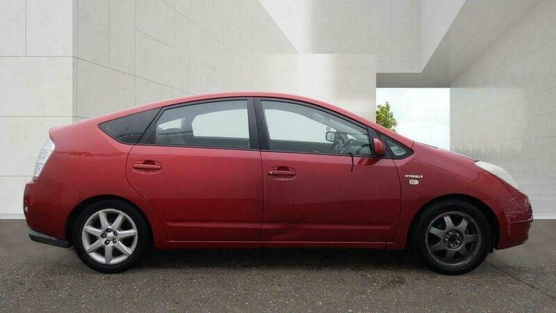 Toyota Prius 1.5 T Spirit Cvt Red #4