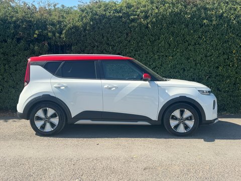 Kia Soul 64Kwh First Edition White #4