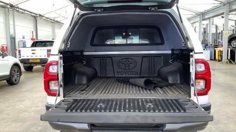 Toyota HILUX Invincible X White #5