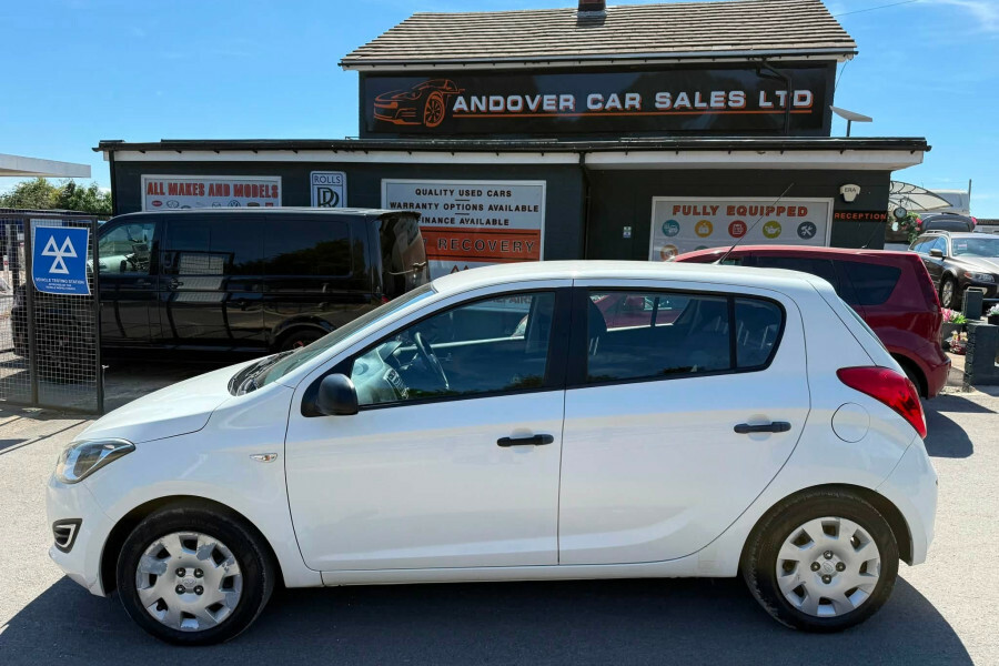Hyundai I20 Hatchback White #2