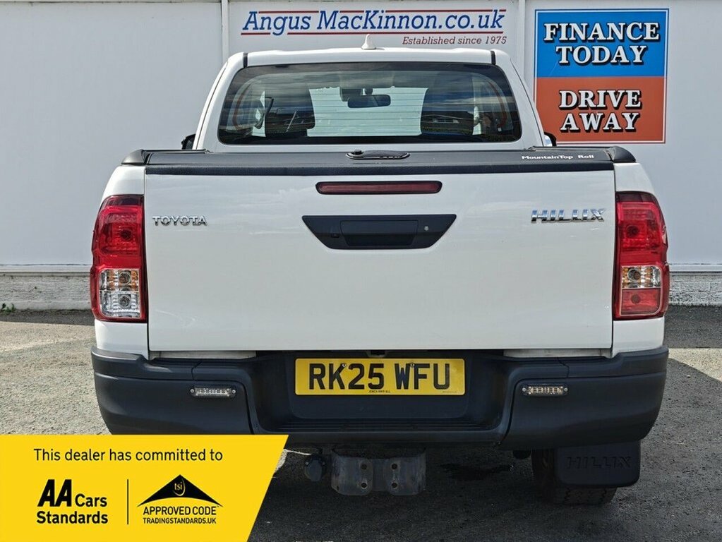 Toyota HILUX 2.4L Active White #6