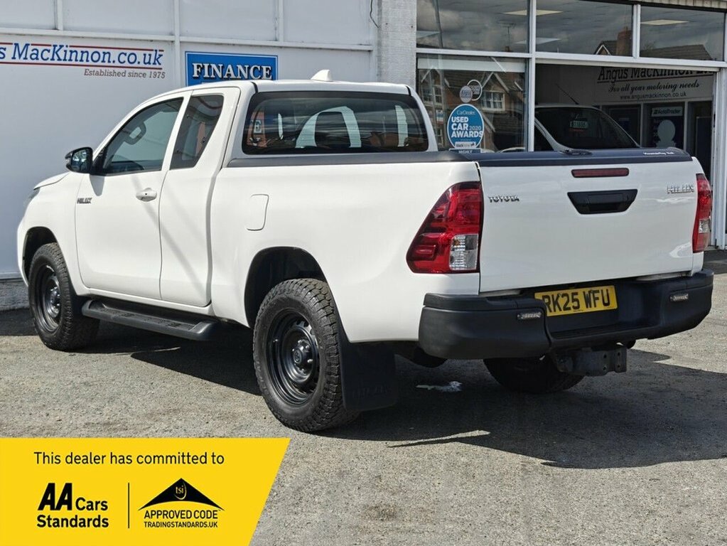 Toyota HILUX 2.4L Active White #5