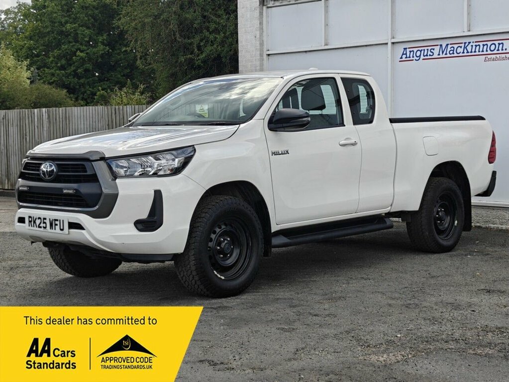 Toyota HILUX 2.4L Active White #4