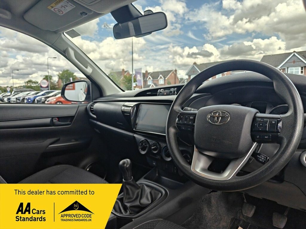 Toyota HILUX 2.4L Active White #2