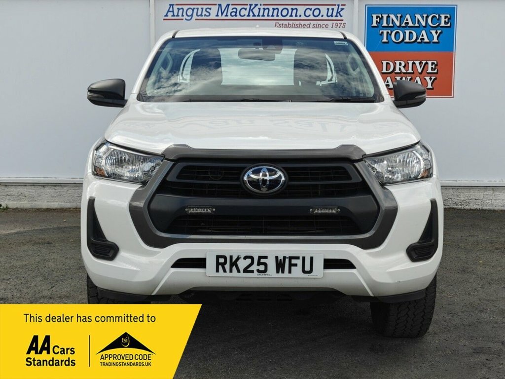 Toyota HILUX 2.4L Active White #3