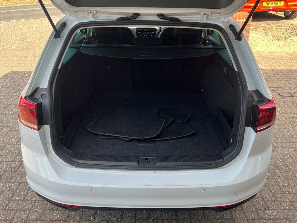 Volkswagen Passat 2.0 Tdi Evo Scr Sel White #4
