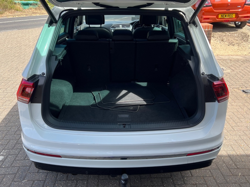 Volkswagen Tiguan 2.0 Tdi 150 R-line Tech Dsg White #4