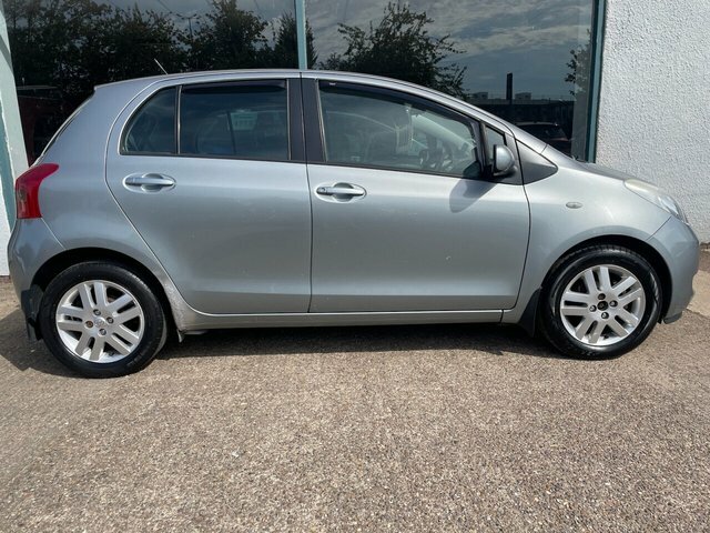 Toyota Yaris 1.3 Vvt-i Tr Hatchback 141 G Km Silver #3