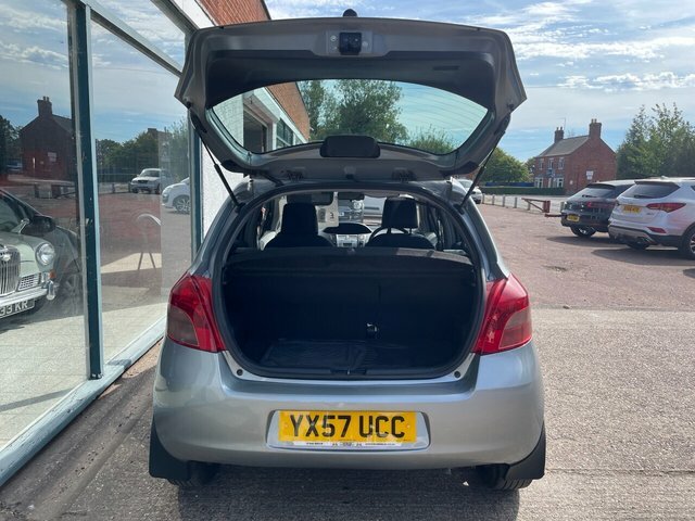 Toyota Yaris 1.3 Vvt-i Tr Hatchback 141 G Km Silver #6