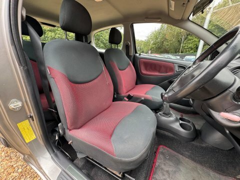 Toyota Yaris 1.3 Vvt-i Colour Collection Silver #10
