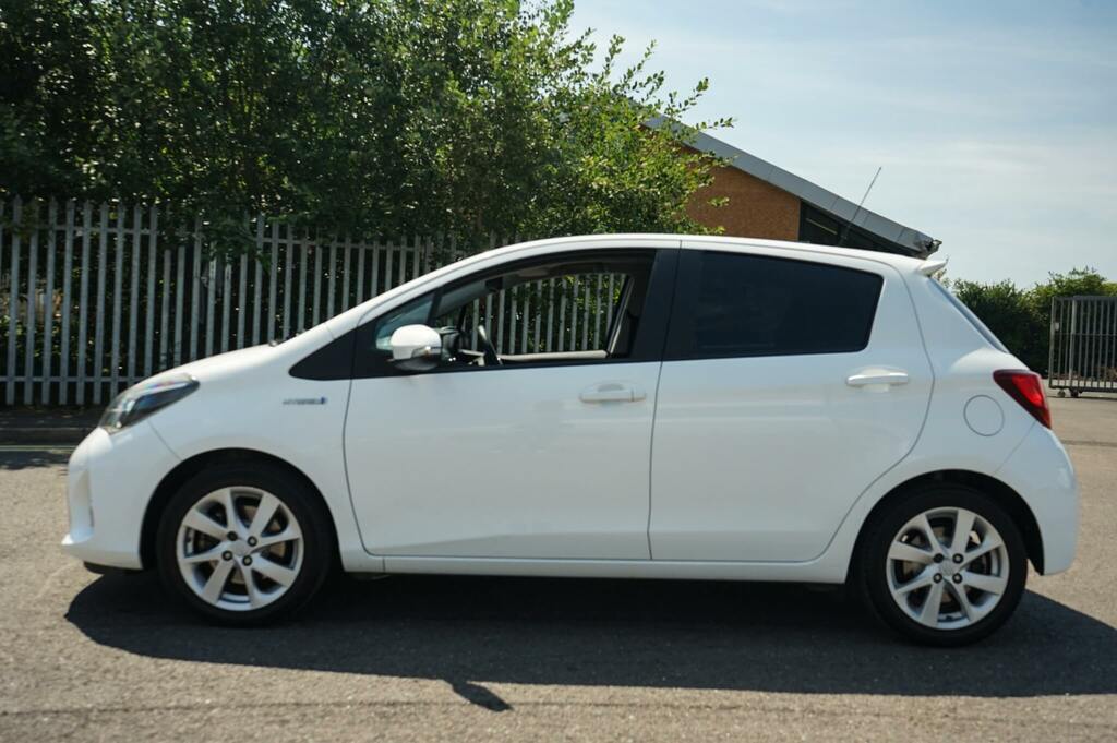 Toyota Yaris 1.5 Hybrid Excel Tss Cvt White #4